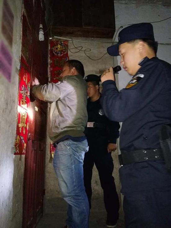 渭南粗心妈妈误将幼女锁家中 